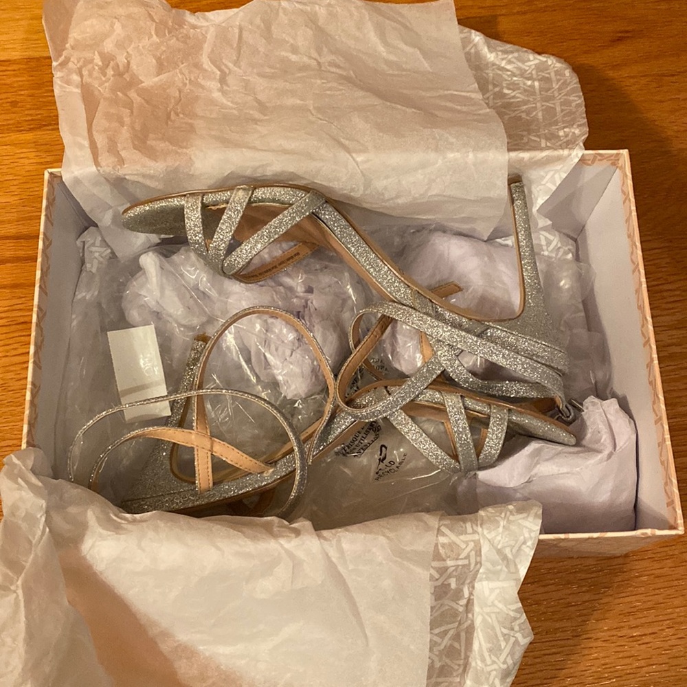 Jewel Badglby Mischka Size 8 Silver Heels